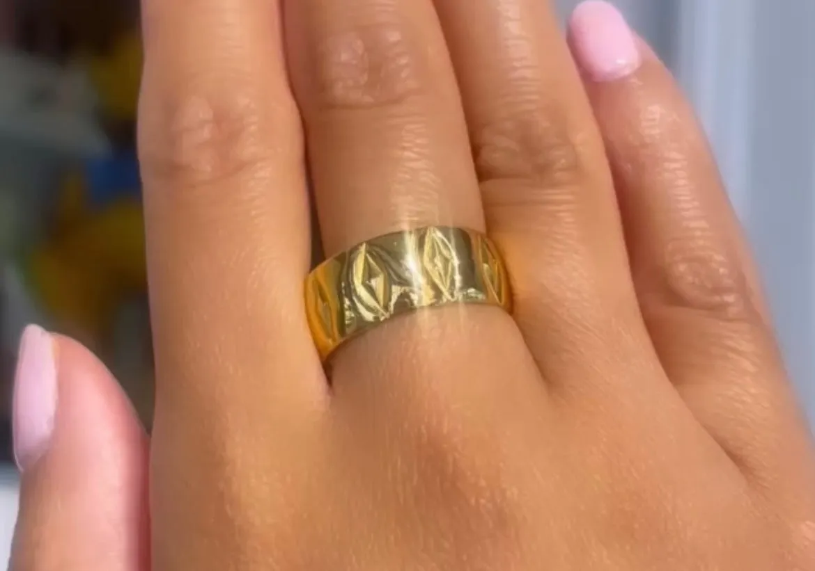 1960's 22 carat gold band with motief