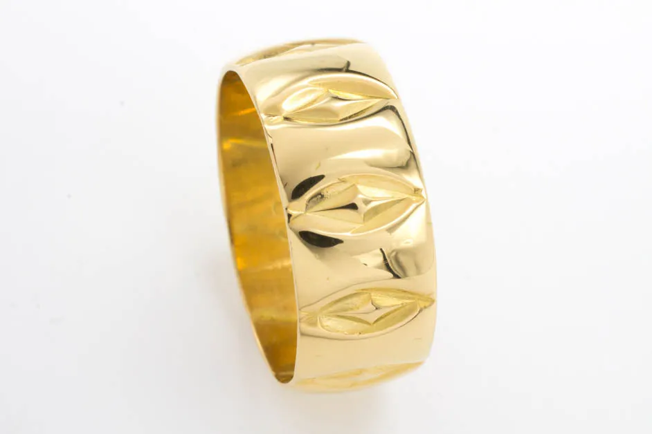 1960's 22 carat gold band with motief