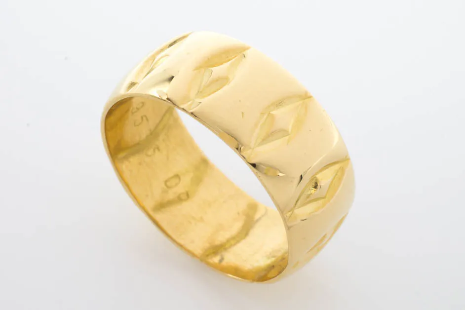 1960's 22 carat gold band with motief