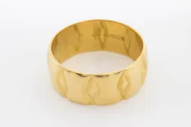 1960's 22 carat gold band with motief