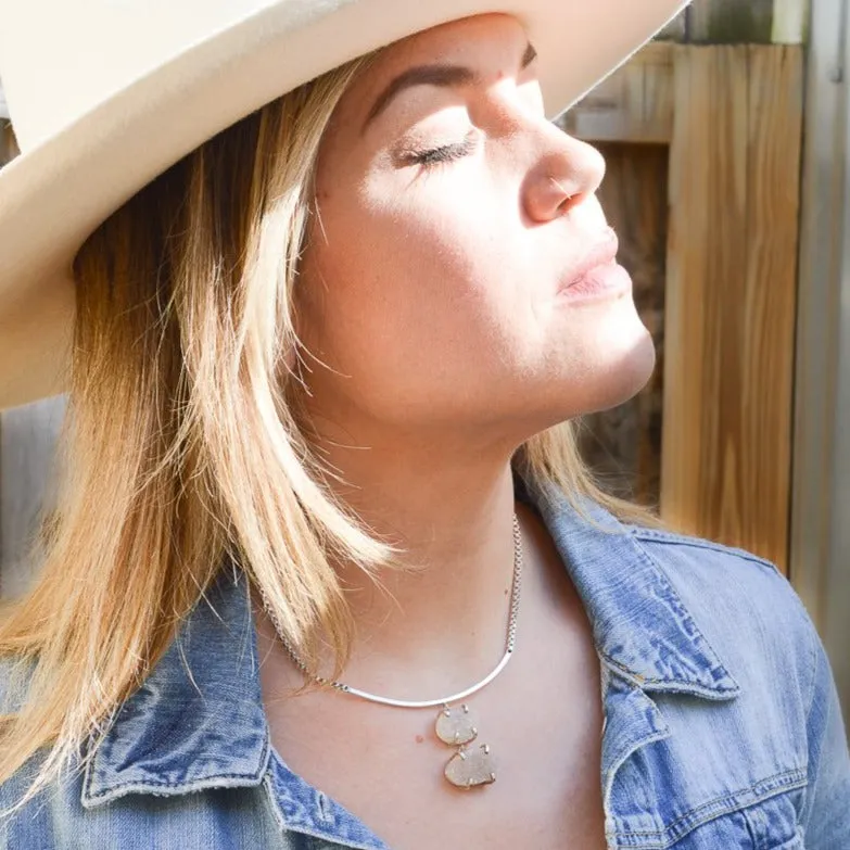 CREAM DRUZY PENDANT AND BAR SILVER NECKLACE