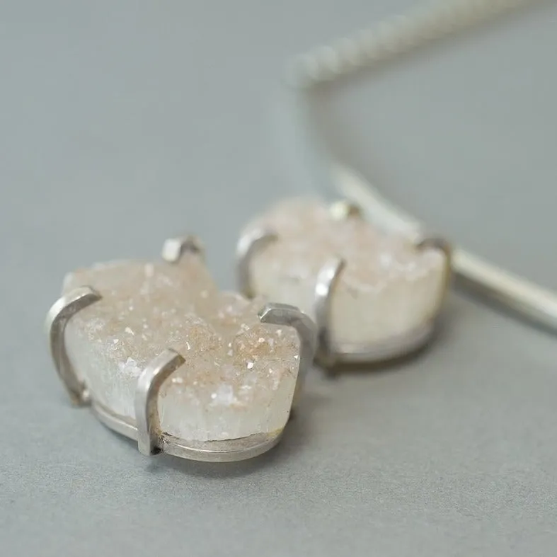 CREAM DRUZY PENDANT AND BAR SILVER NECKLACE