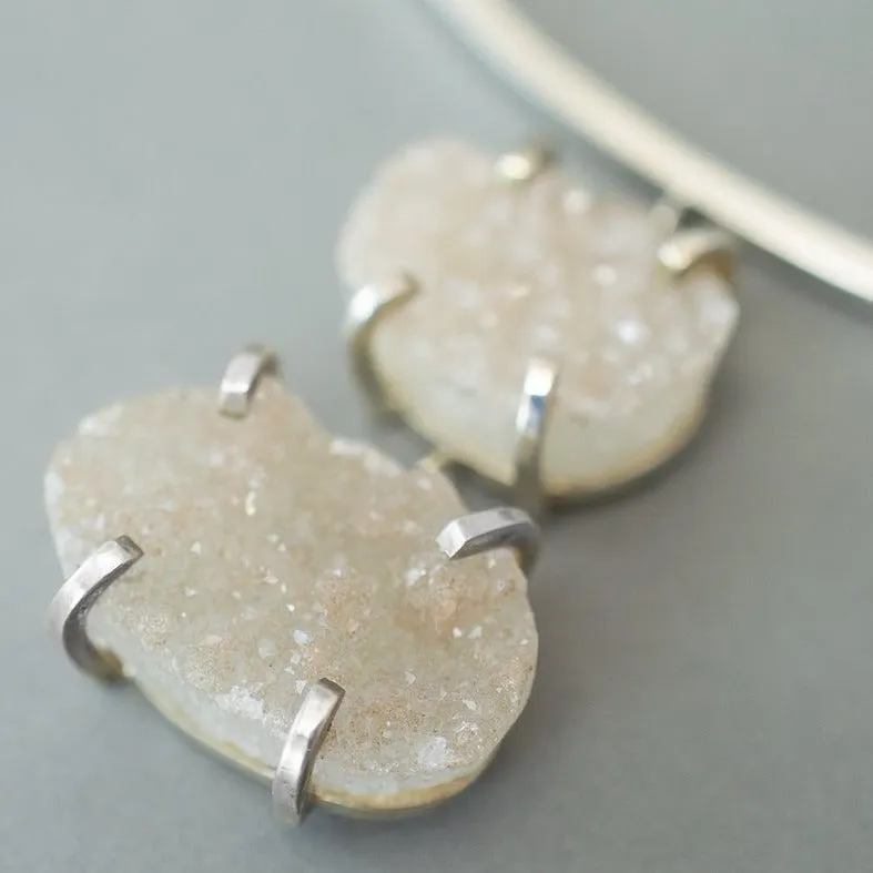 CREAM DRUZY PENDANT AND BAR SILVER NECKLACE