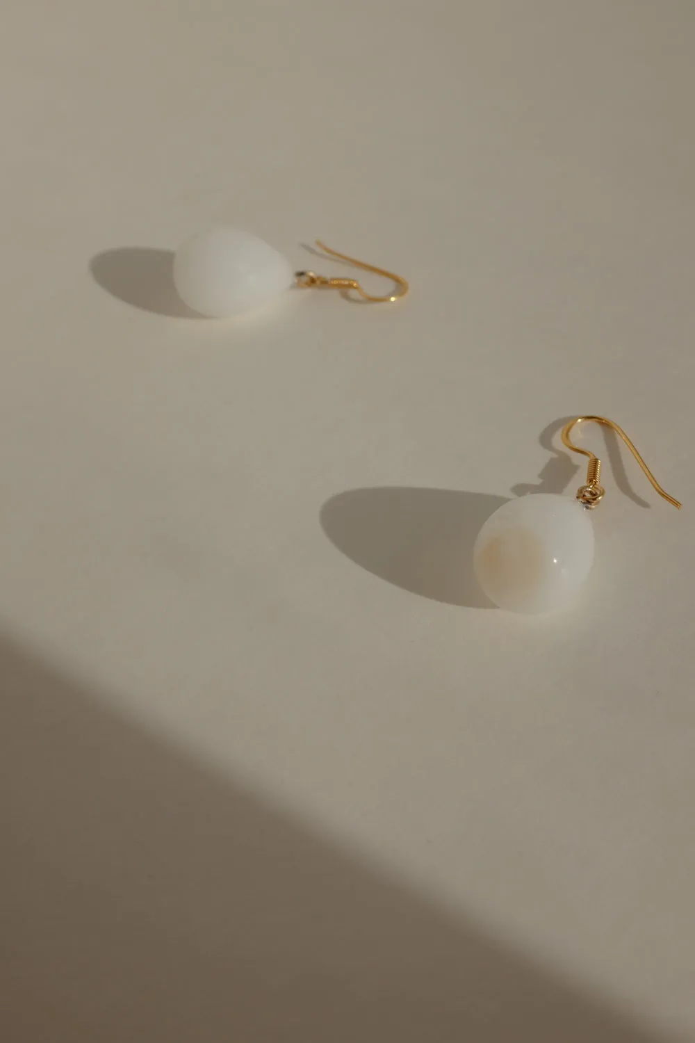 DROP WHITE GLASS VINTAGE EARRINGS