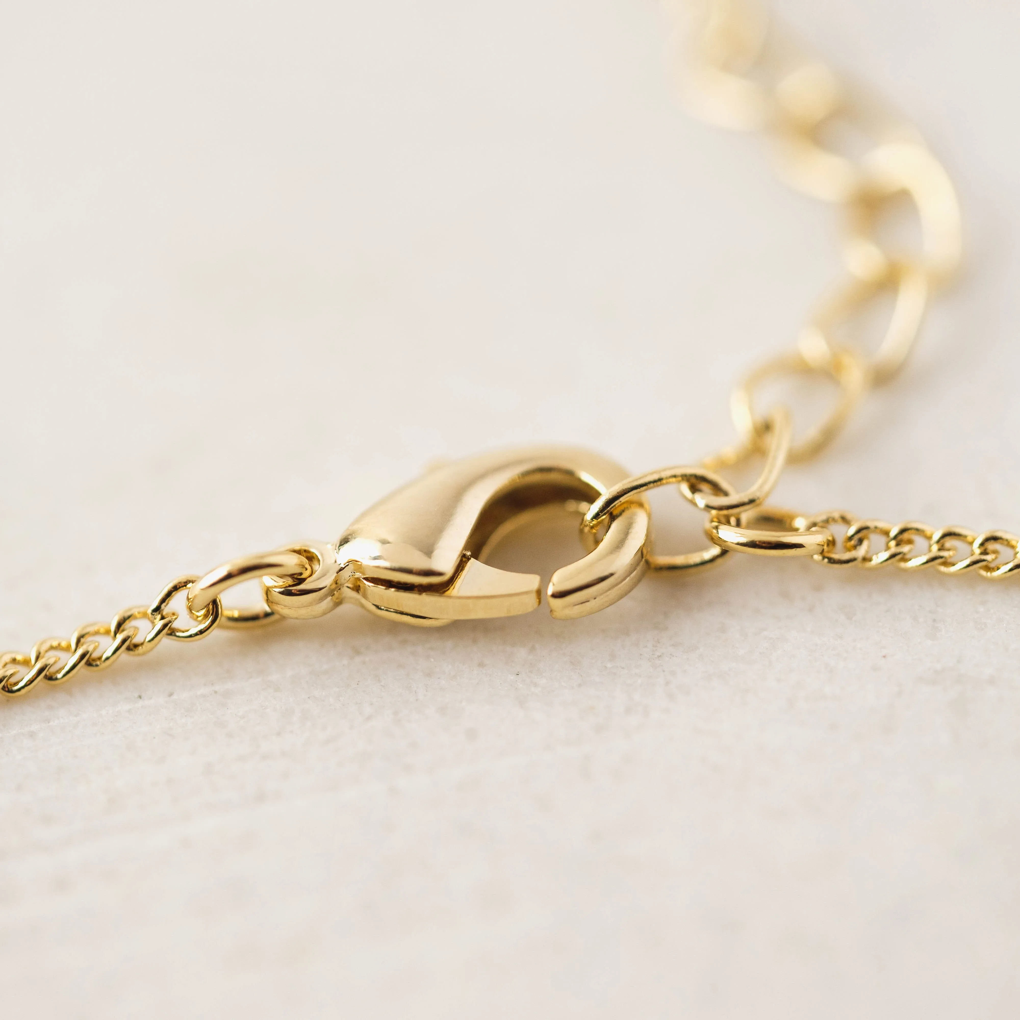 Everly Circle Necklace Gold