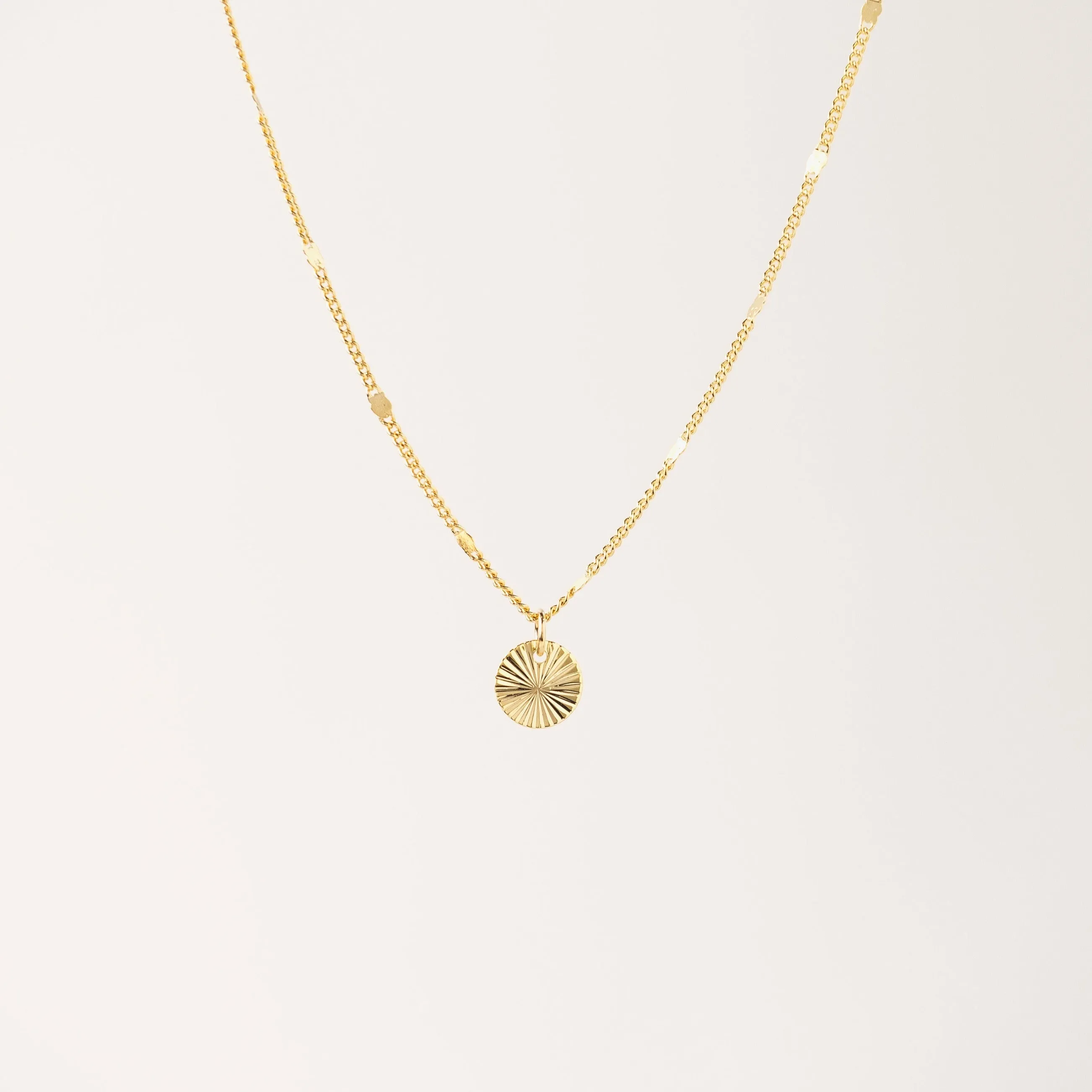 Everly Circle Necklace Gold