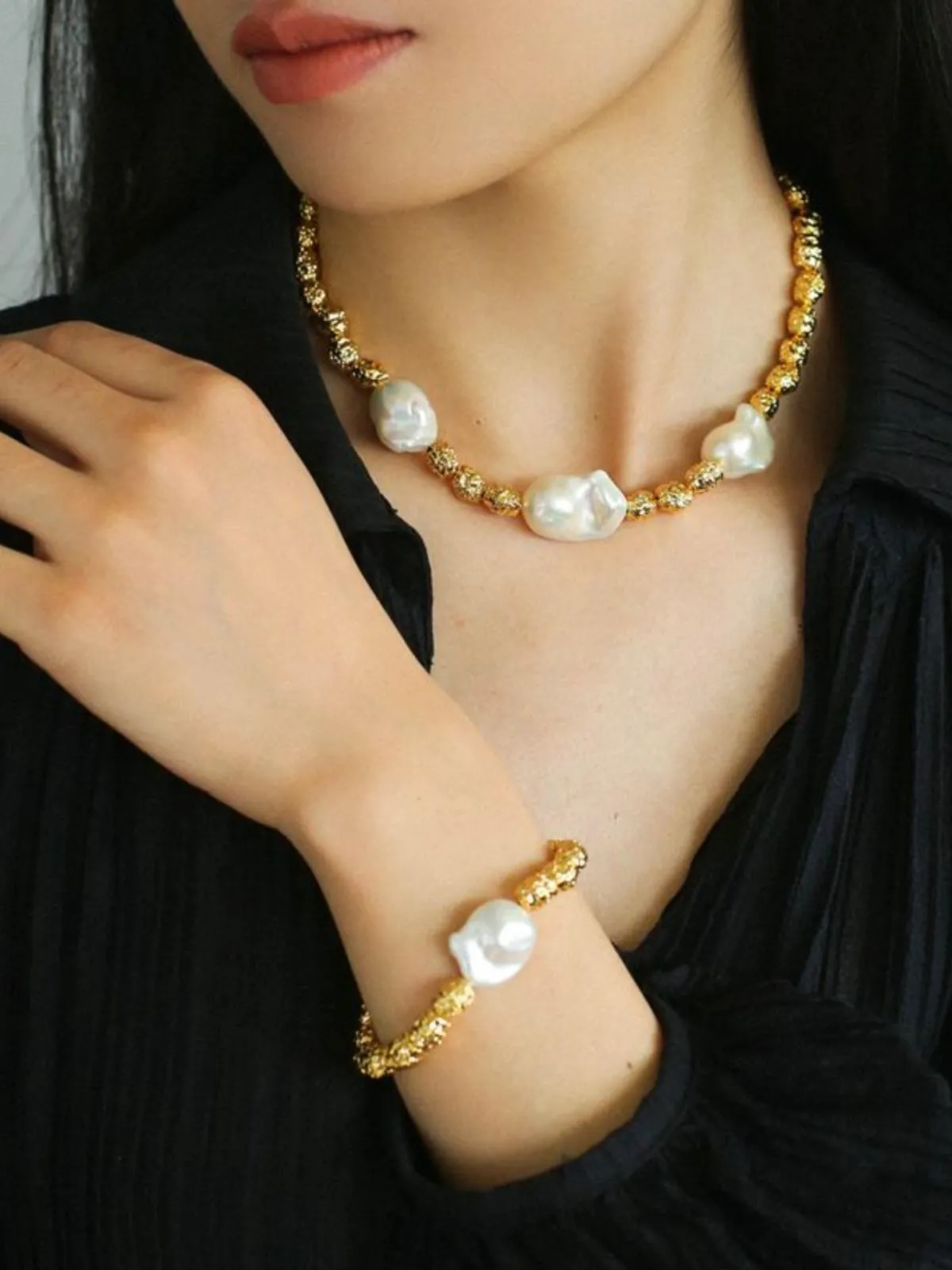 Fashionable Metallic Baroque Pearl Necklaces A Style