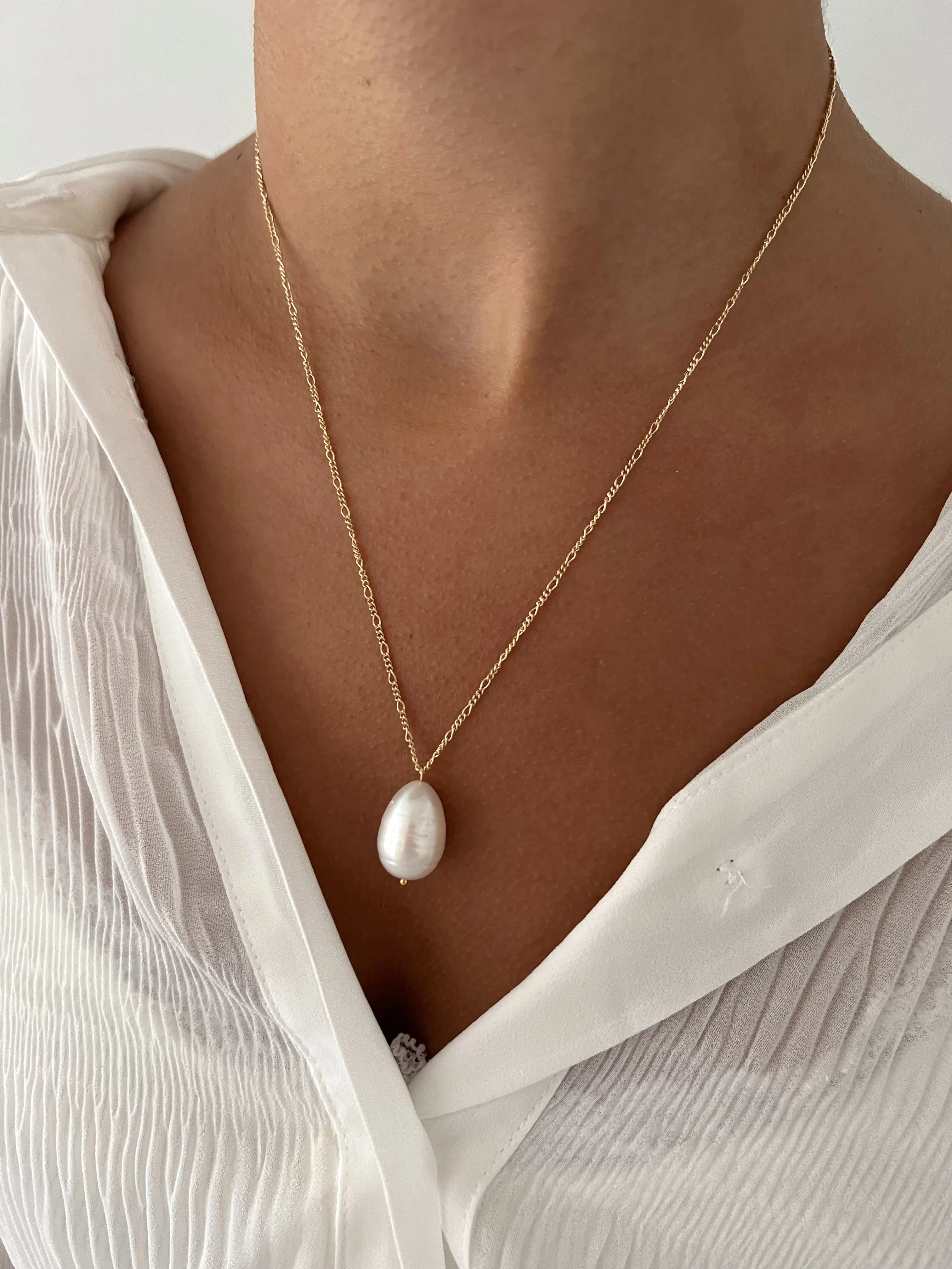 MEG PEARL ON FIGARO CHAIN