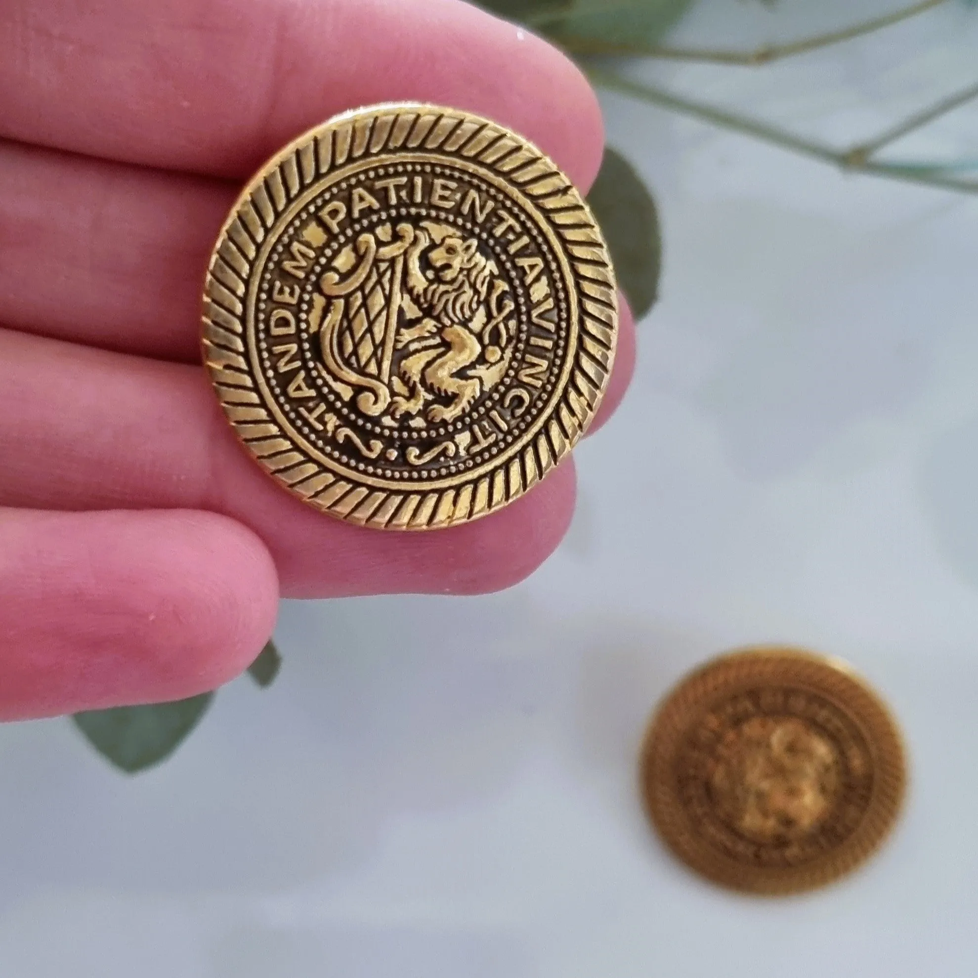 Vintage earrings - Bronze letters